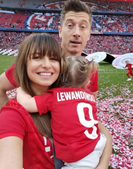 Klara Lewandowska with her parents, Robert Lewandowski and Anna Lewandowska.